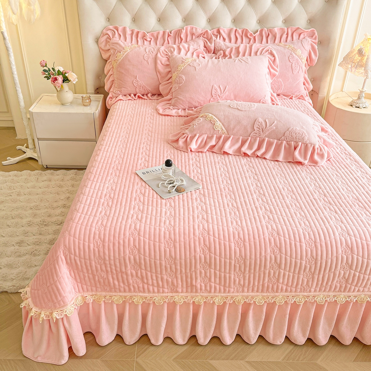 91家纺网 家纺一手货源 找家纺 （总）宜凡家纺 2025新款兔绒提花花边牛奶绒床盖三件套