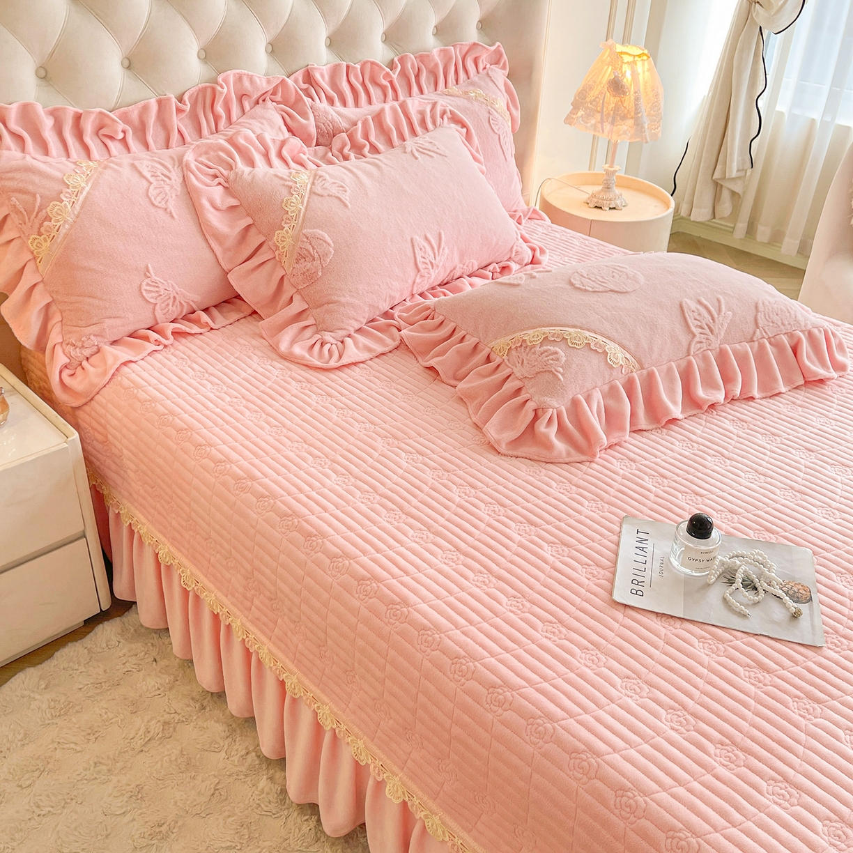 91家纺网 家纺一手货源 找家纺 （总）宜凡家纺 2025新款兔绒提花花边牛奶绒床盖三件套