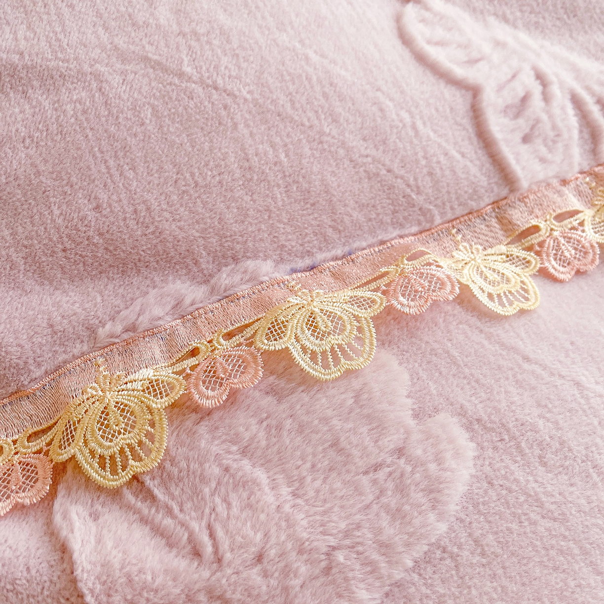 91家纺网 家纺一手货源 找家纺 宜凡家纺 2025新款兔绒提花花边牛奶绒床盖三件套 蝶恋花-优雅紫