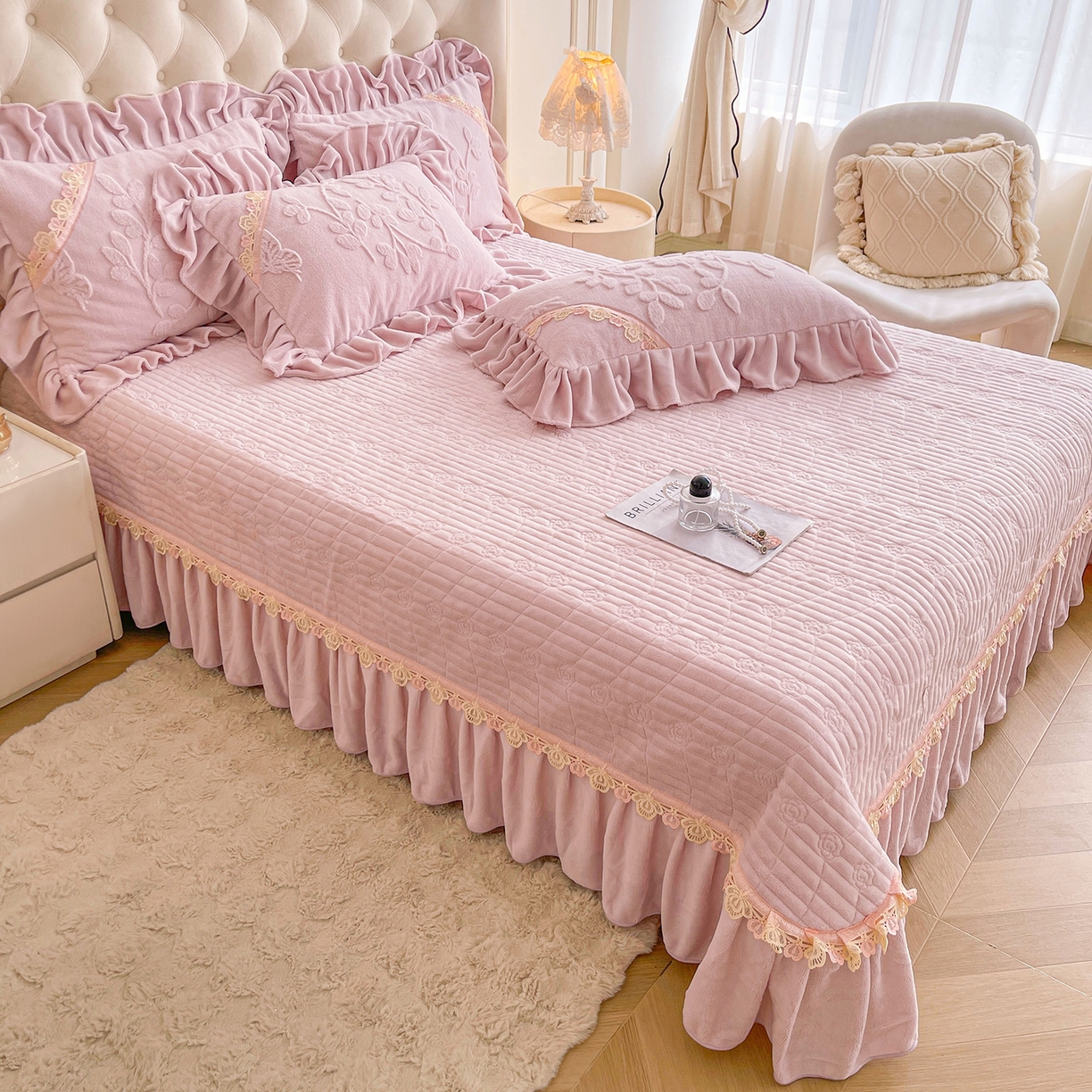 91家纺网 家纺一手货源 找家纺 宜凡家纺 2025新款兔绒提花花边牛奶绒床盖三件套 万物生-淡雅紫