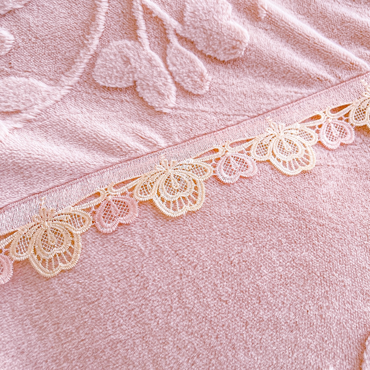 91家纺网 家纺一手货源 找家纺 宜凡家纺 2025新款兔绒提花花边牛奶绒床盖三件套 万物生-淡雅紫