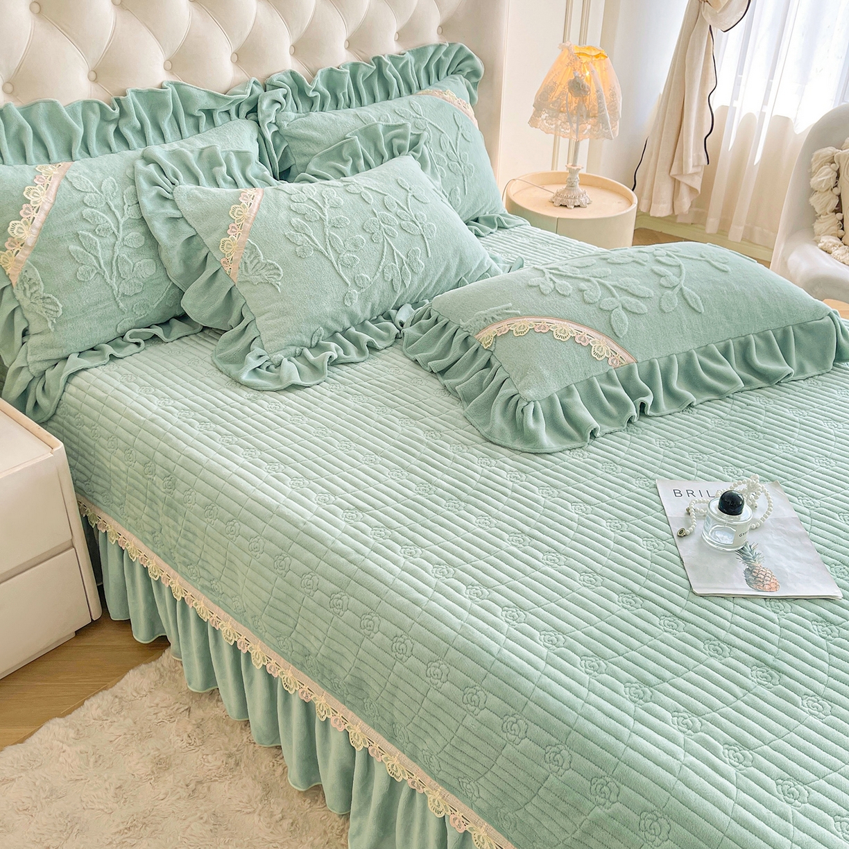 91家纺网 家纺一手货源 找家纺 宜凡家纺 2025新款兔绒提花花边牛奶绒床盖三件套 万物生-青果绿