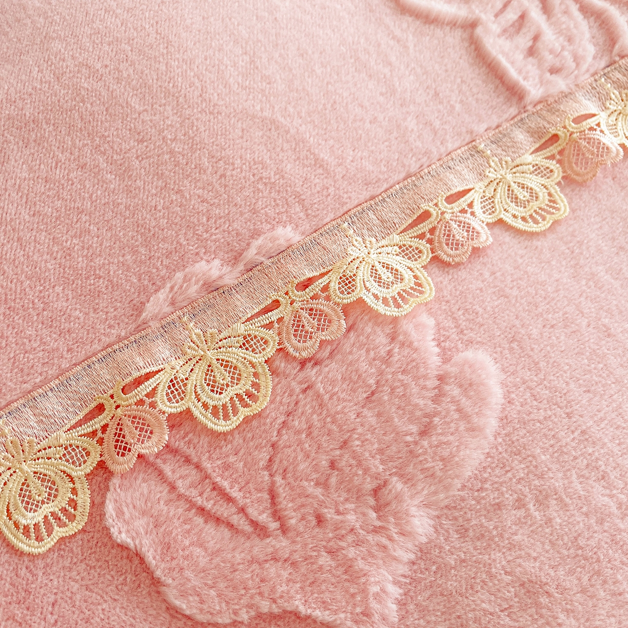 91家纺网 家纺一手货源 找家纺 （总）宜凡家纺 2025新款兔绒提花花边牛奶绒床盖三件套