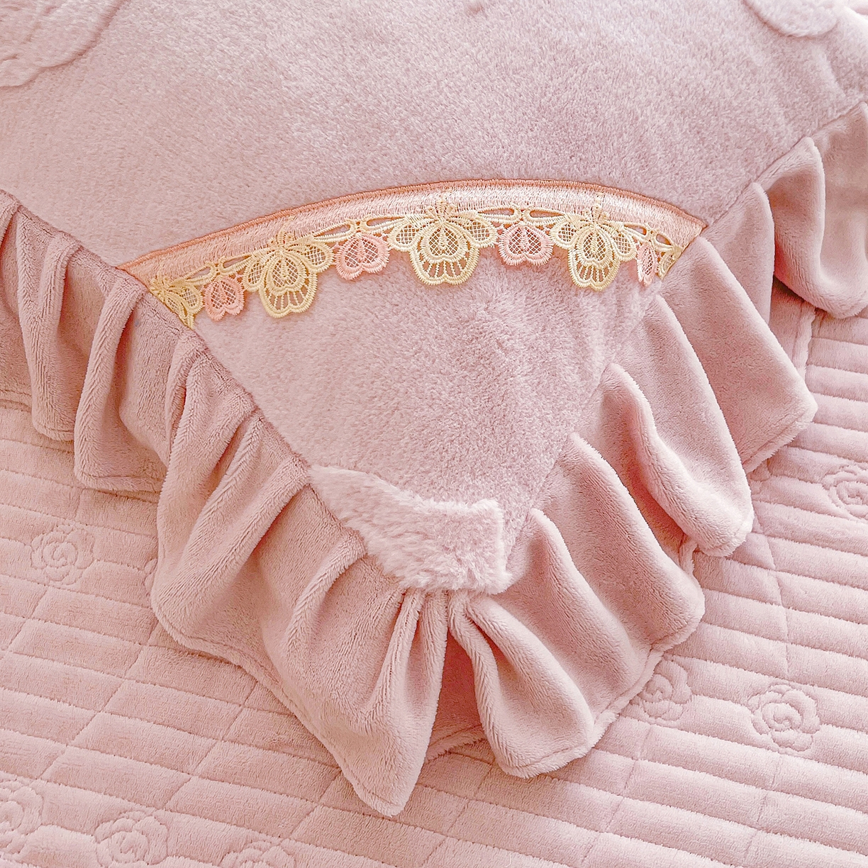 91家纺网 家纺一手货源 找家纺 宜凡家纺 2025新款兔绒提花花边牛奶绒床盖三件套 蝶恋花-优雅紫