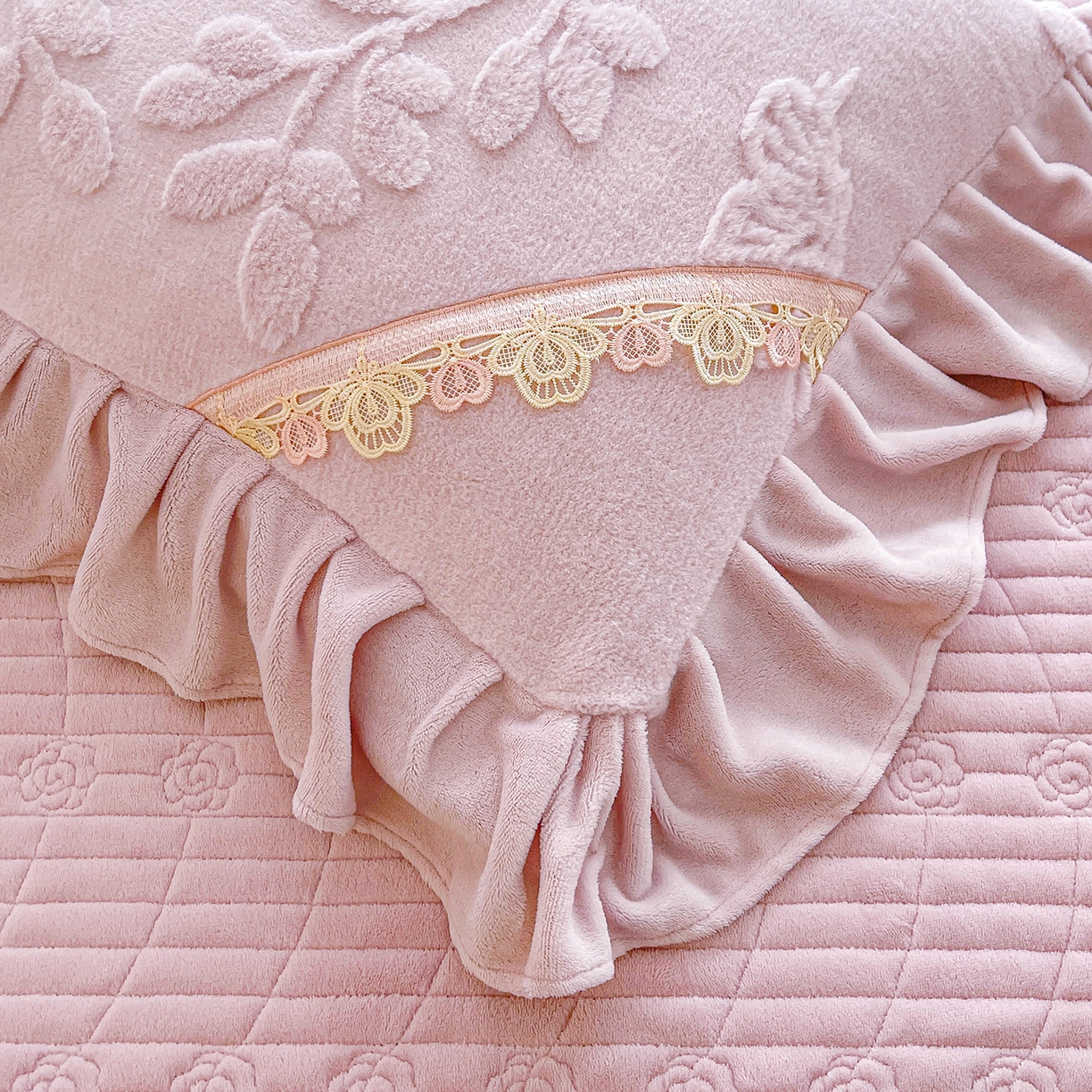 91家纺网 家纺一手货源 找家纺 宜凡家纺 2025新款兔绒提花花边牛奶绒床盖三件套 万物生-淡雅紫