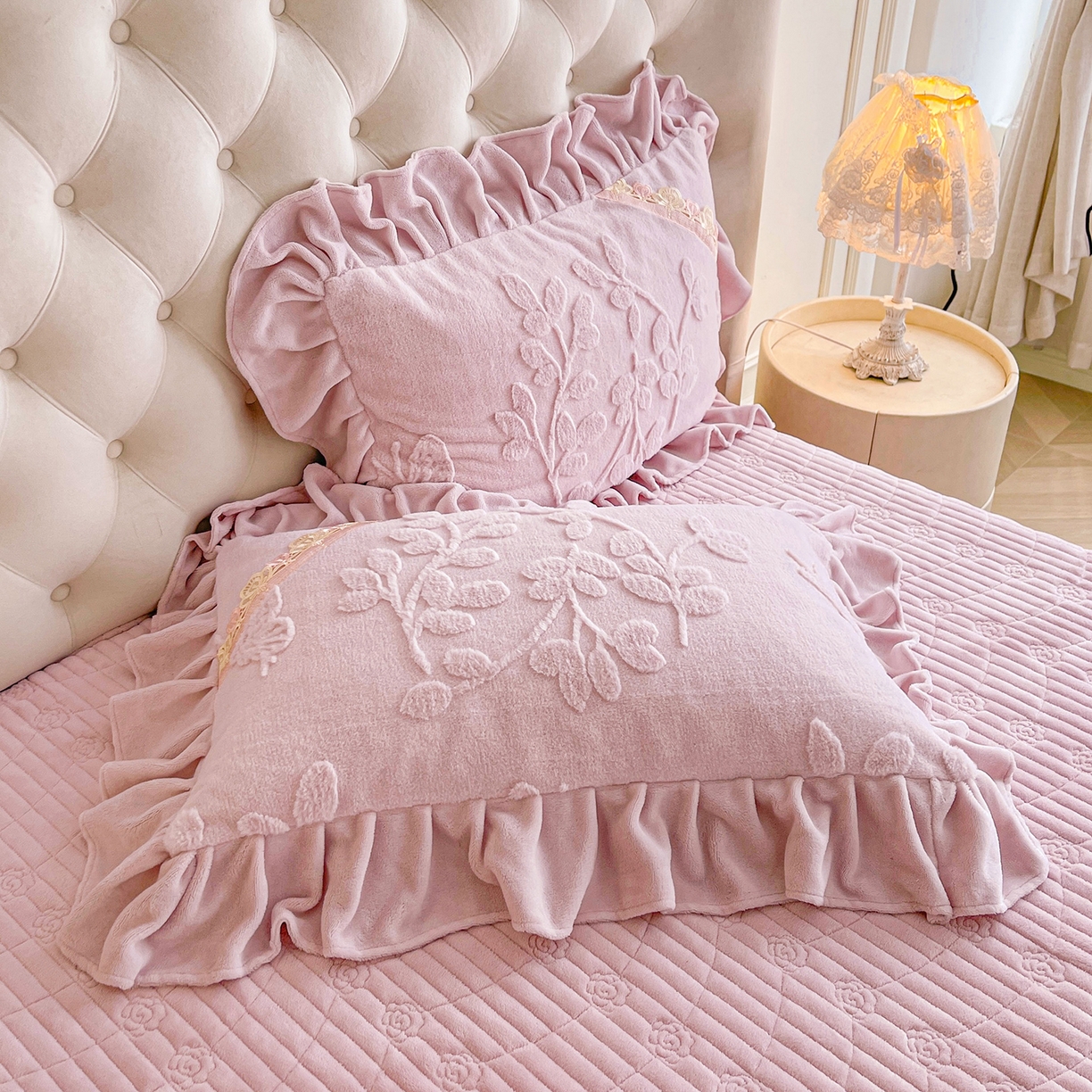 91家纺网 家纺一手货源 找家纺 宜凡家纺 2025新款兔绒提花花边牛奶绒床盖三件套 万物生-淡雅紫