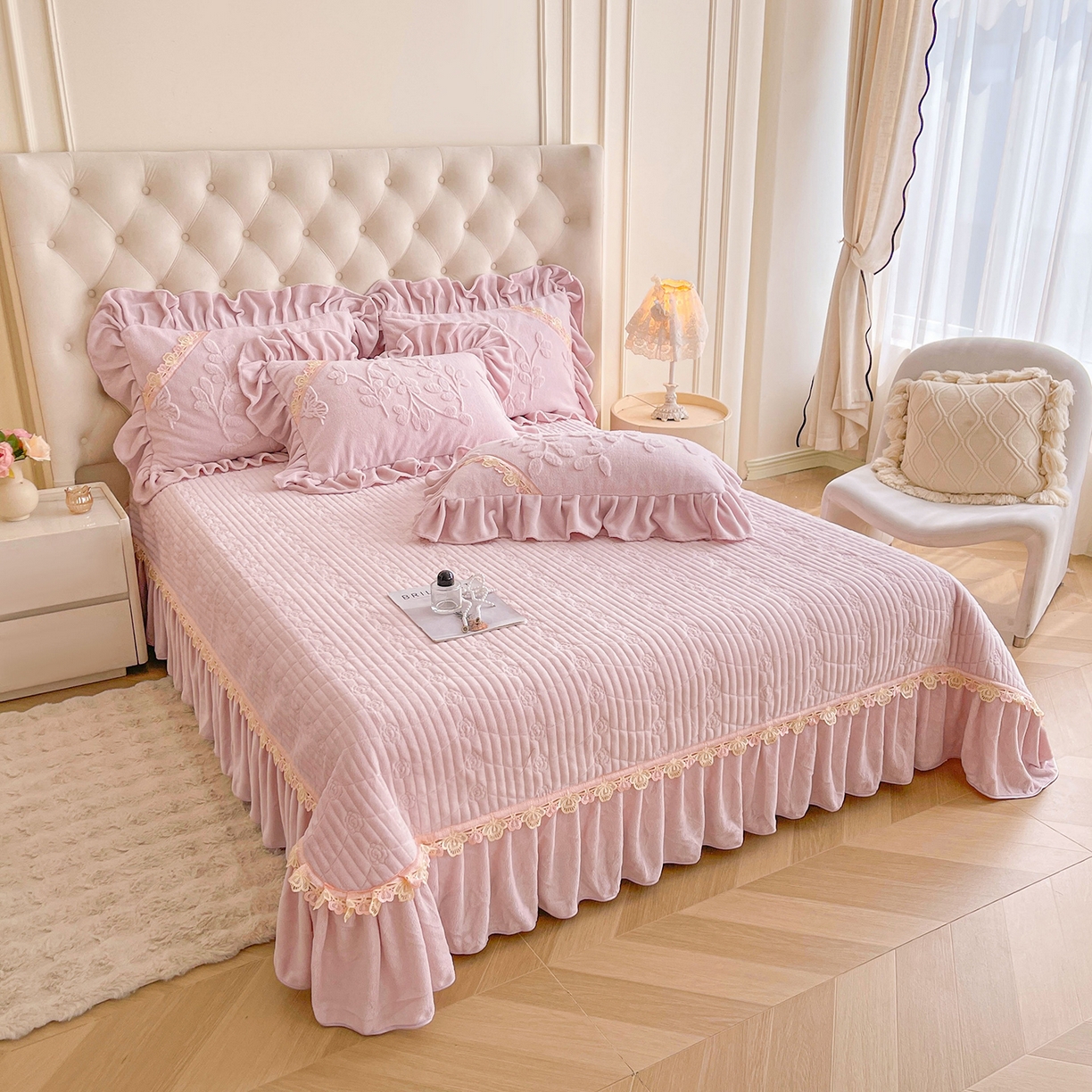 91家纺网 家纺一手货源 找家纺 宜凡家纺 2025新款兔绒提花花边牛奶绒床盖三件套 万物生-淡雅紫