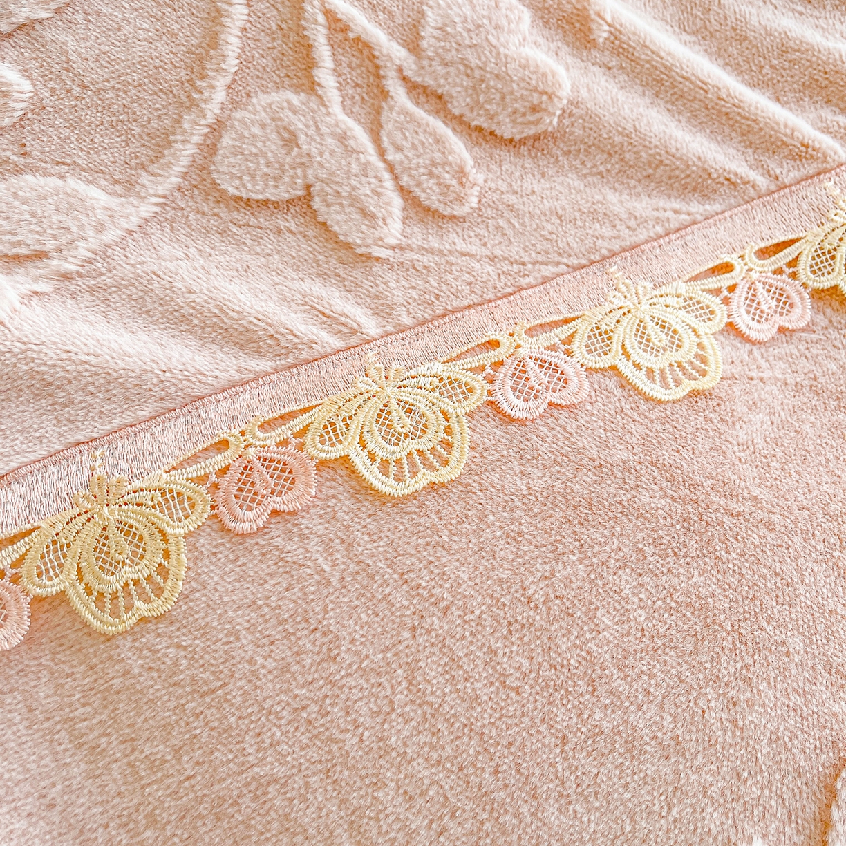 91家纺网 家纺一手货源 找家纺 宜凡家纺 2025新款兔绒提花花边牛奶绒床盖三件套 万物生-柔肤玉