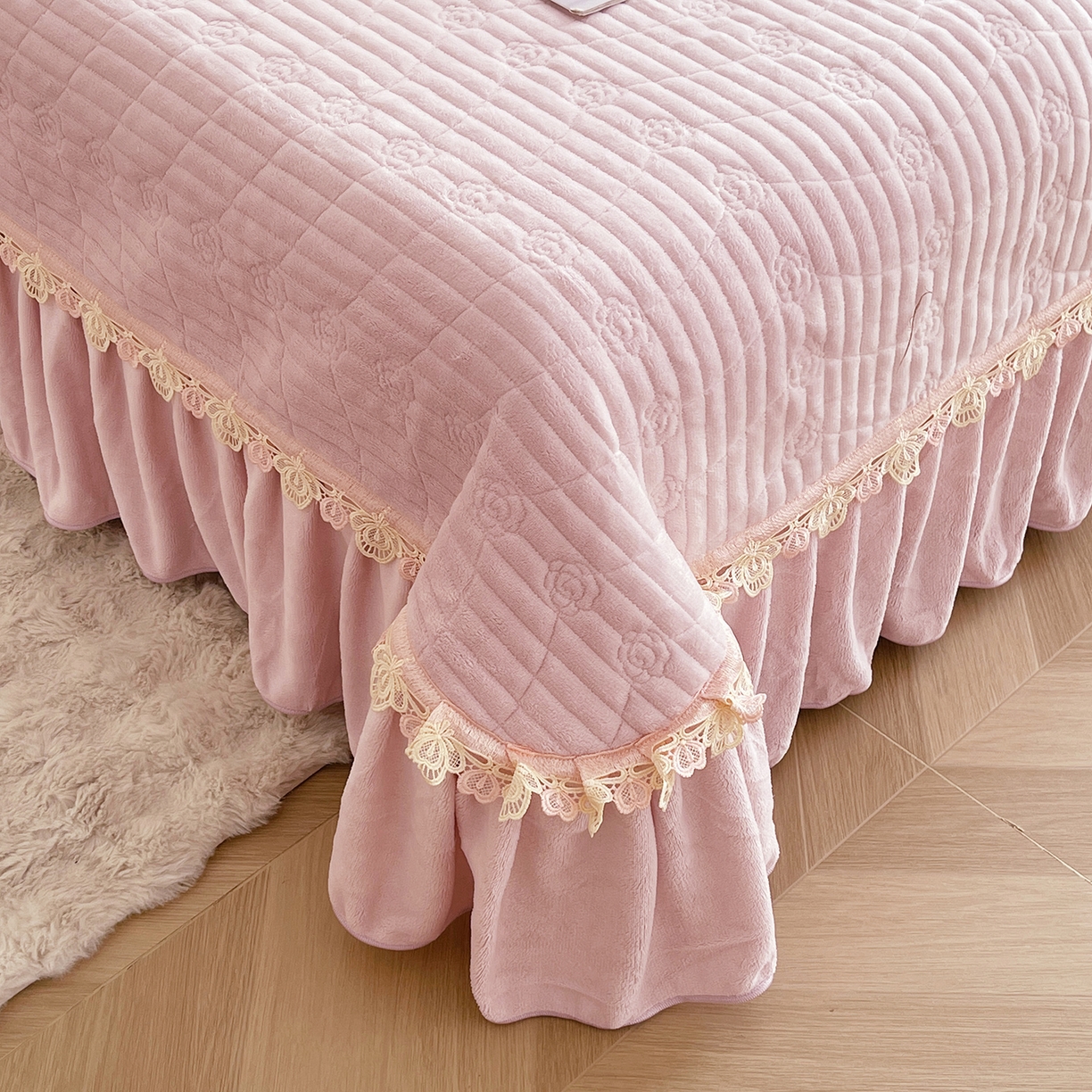 91家纺网 家纺一手货源 找家纺 宜凡家纺 2025新款兔绒提花花边牛奶绒床盖三件套 蝶恋花-优雅紫