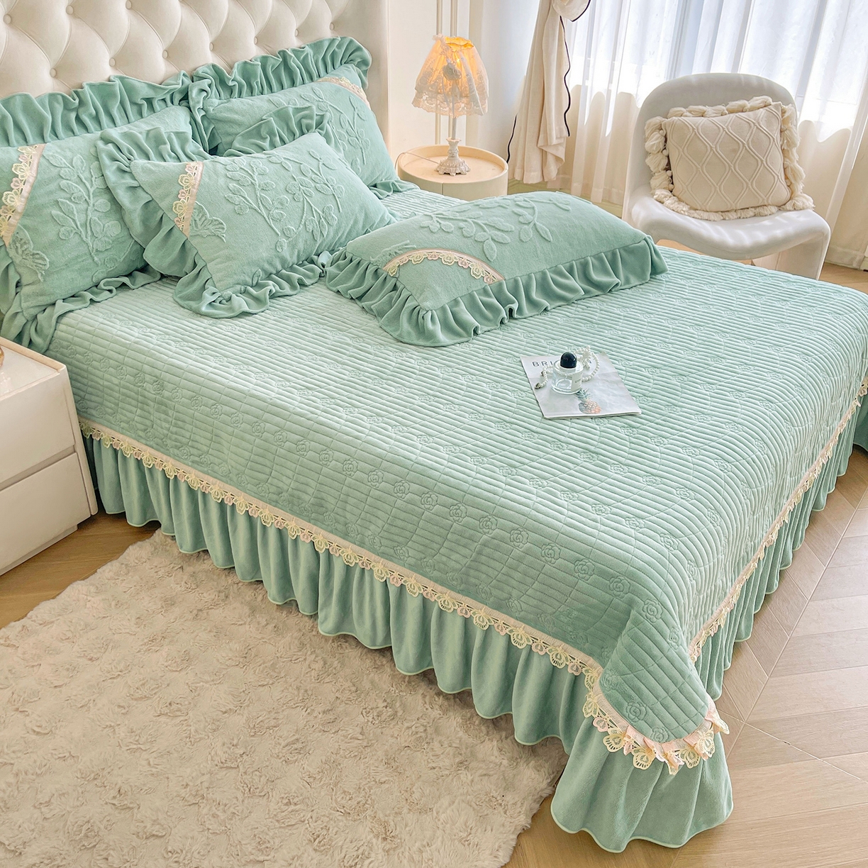 91家纺网 家纺一手货源 找家纺 宜凡家纺 2025新款兔绒提花花边牛奶绒床盖三件套 万物生-青果绿