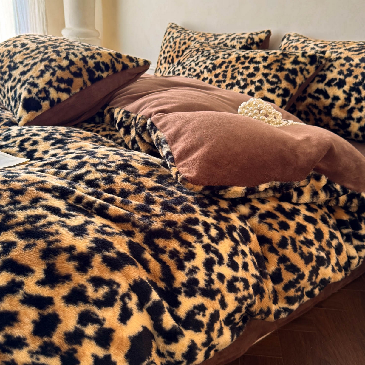 91家纺网 家纺一手货源 找家纺 吾秀家居 绒城 2025 美拉德260克数码兔毛四件套 牛奶绒四件套 - 可可系列 经典豹纹