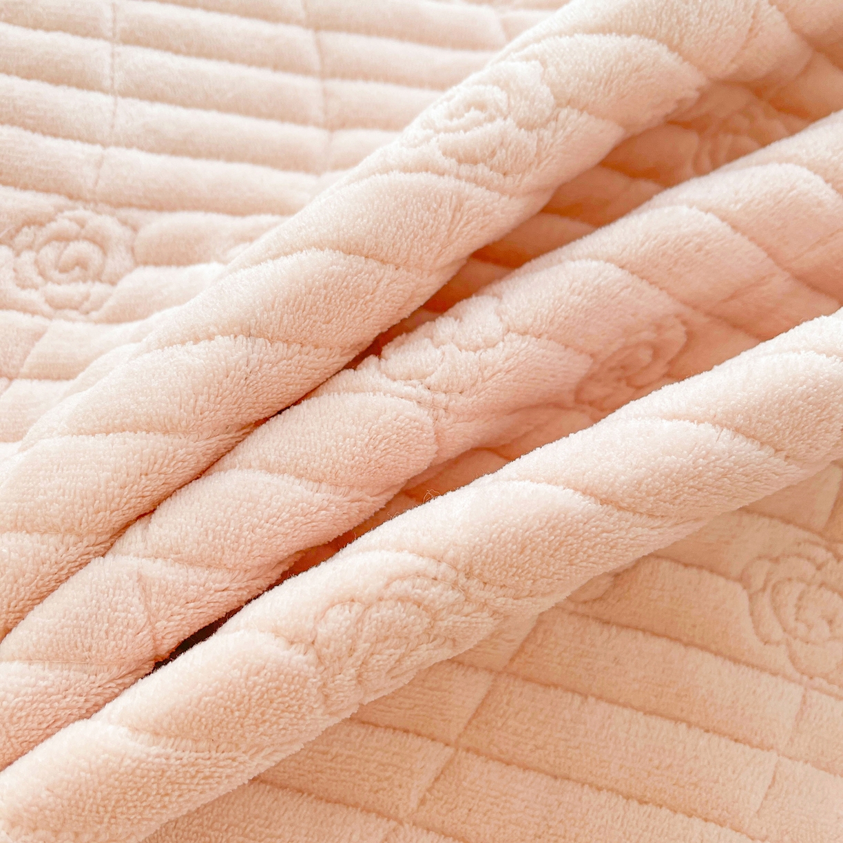 91家纺网 家纺一手货源 找家纺 宜凡家纺 2025新款兔绒提花花边牛奶绒床盖三件套 万物生-柔肤玉