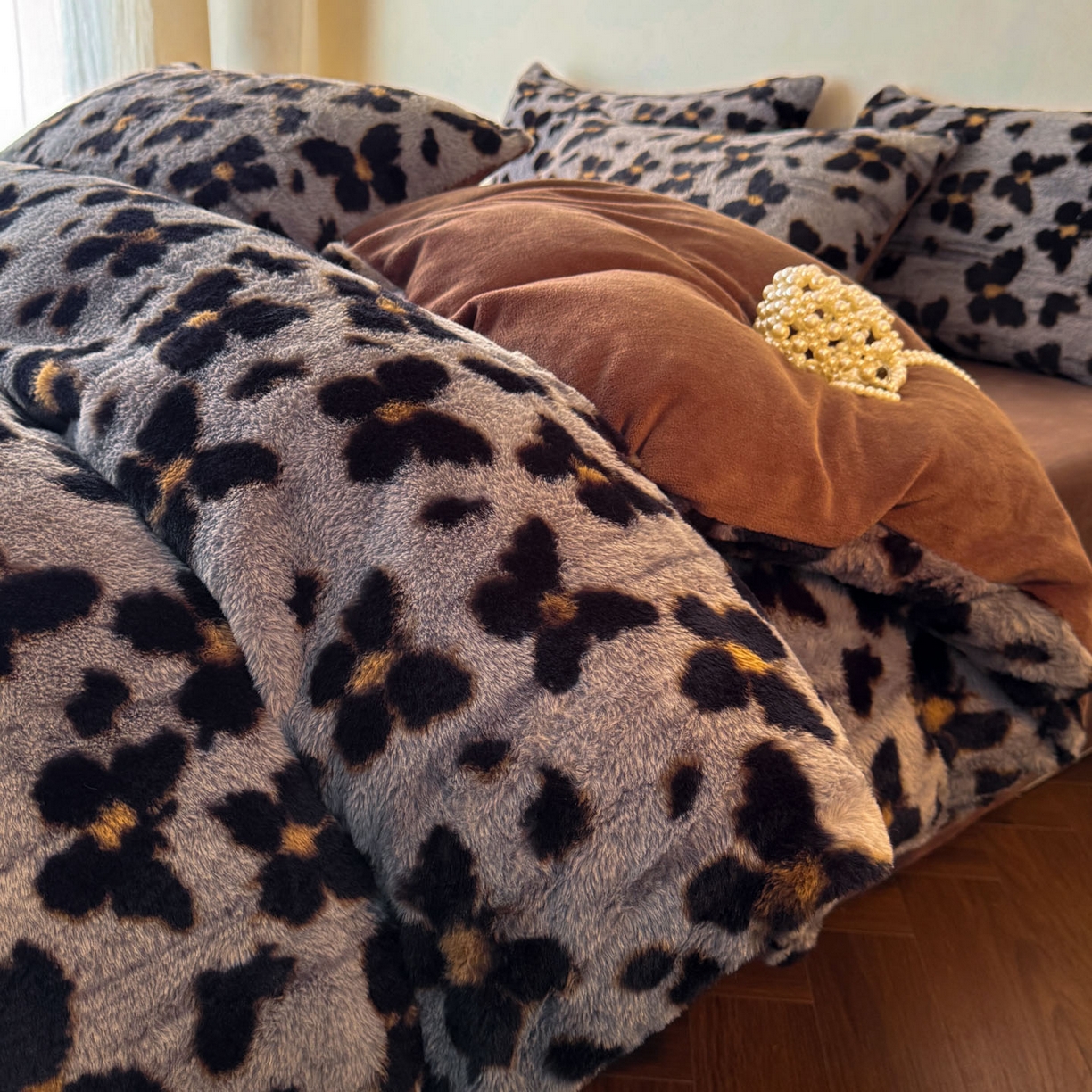 91家纺网 家纺一手货源 找家纺 吾秀家居 绒城 2025 美拉德260克数码兔毛四件套 牛奶绒四件套 - 可可系列 蝴蝶豹纹