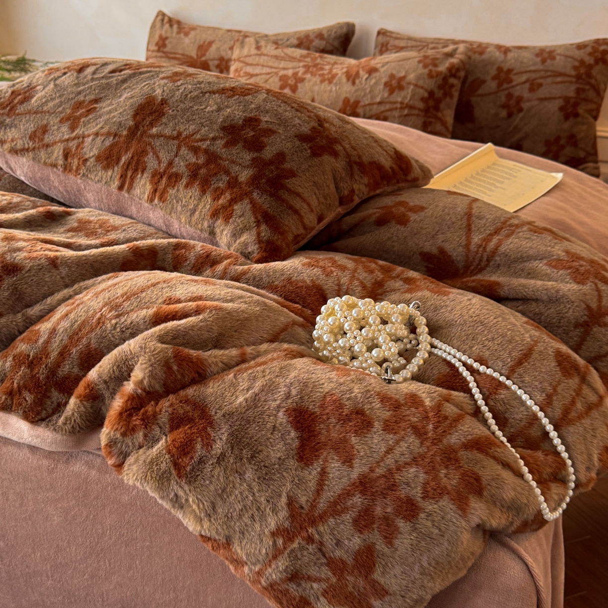 91家纺网 家纺一手货源 找家纺 吾秀家居 绒城 2025 美拉德260克数码兔毛四件套 牛奶绒四件套 - 可可系列 瑞秋-浅咖