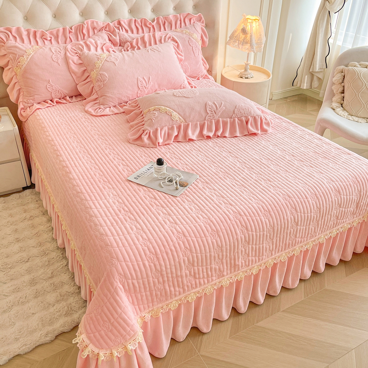 91家纺网 家纺一手货源 找家纺 宜凡家纺 2025新款兔绒提花花边牛奶绒床盖三件套 蝶恋花-柔肤玉