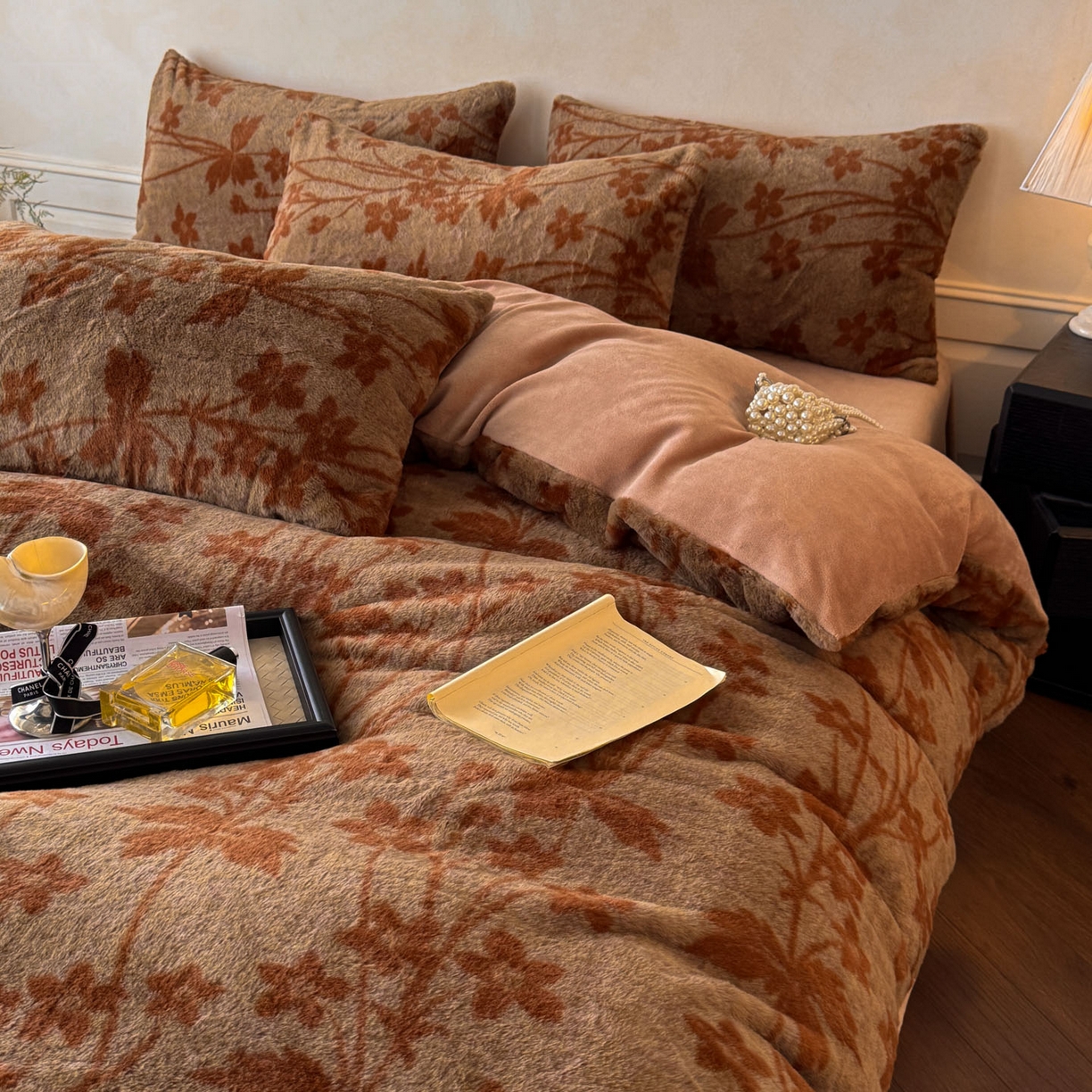 91家纺网 家纺一手货源 找家纺 吾秀家居 绒城 2025 美拉德260克数码兔毛四件套 牛奶绒四件套 - 可可系列 瑞秋-浅咖