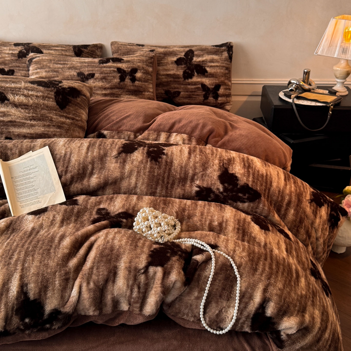 91家纺网 家纺一手货源 找家纺 吾秀家居 绒城 2025 美拉德260克数码兔毛四件套 牛奶绒四件套 - 可可系列 焦糖蝶舞