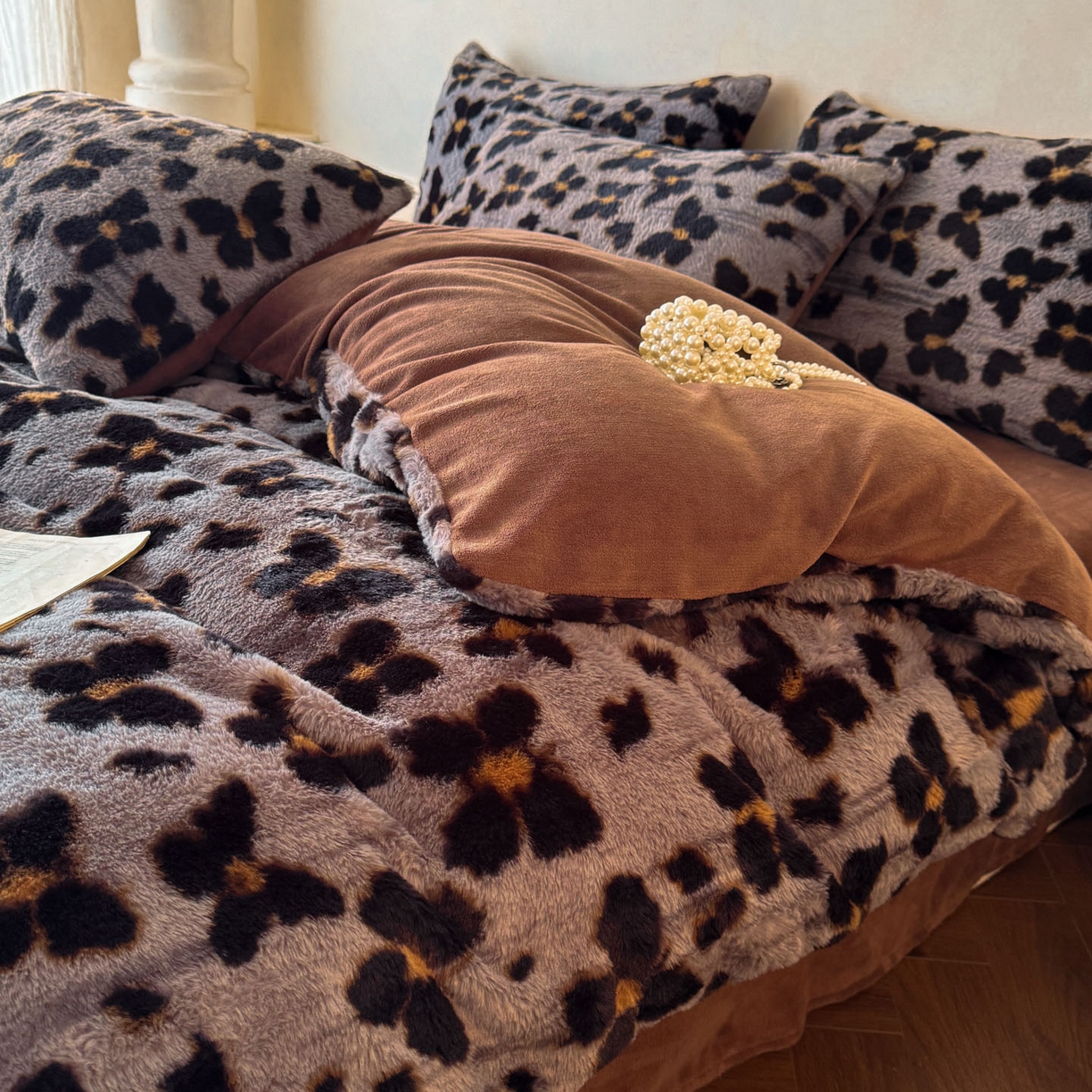 91家纺网 家纺一手货源 找家纺 吾秀家居 绒城 2025 美拉德260克数码兔毛四件套 牛奶绒四件套 - 可可系列 蝴蝶豹纹