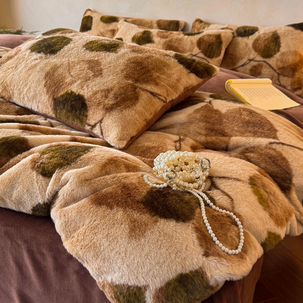 91家纺网 家纺一手货源 找家纺 吾秀家居 绒城 2025 美拉德260克数码兔毛四件套 牛奶绒四件套 - 可可系列 梦幻森林