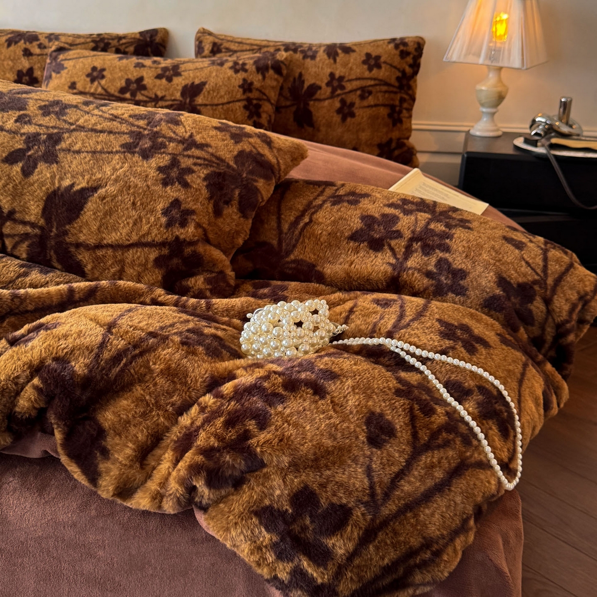 91家纺网 家纺一手货源 找家纺 吾秀家居 绒城 2025 美拉德260克数码兔毛四件套 牛奶绒四件套 - 可可系列 瑞秋-深棕