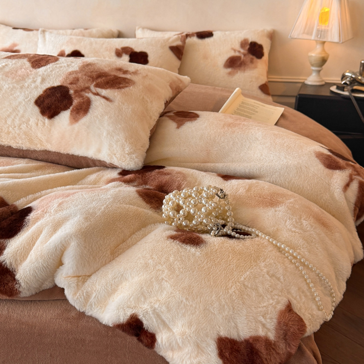 91家纺网 家纺一手货源 找家纺 吾秀家居 绒城 2025 美拉德260克数码兔毛四件套 牛奶绒四件套 - 可可系列 花盈