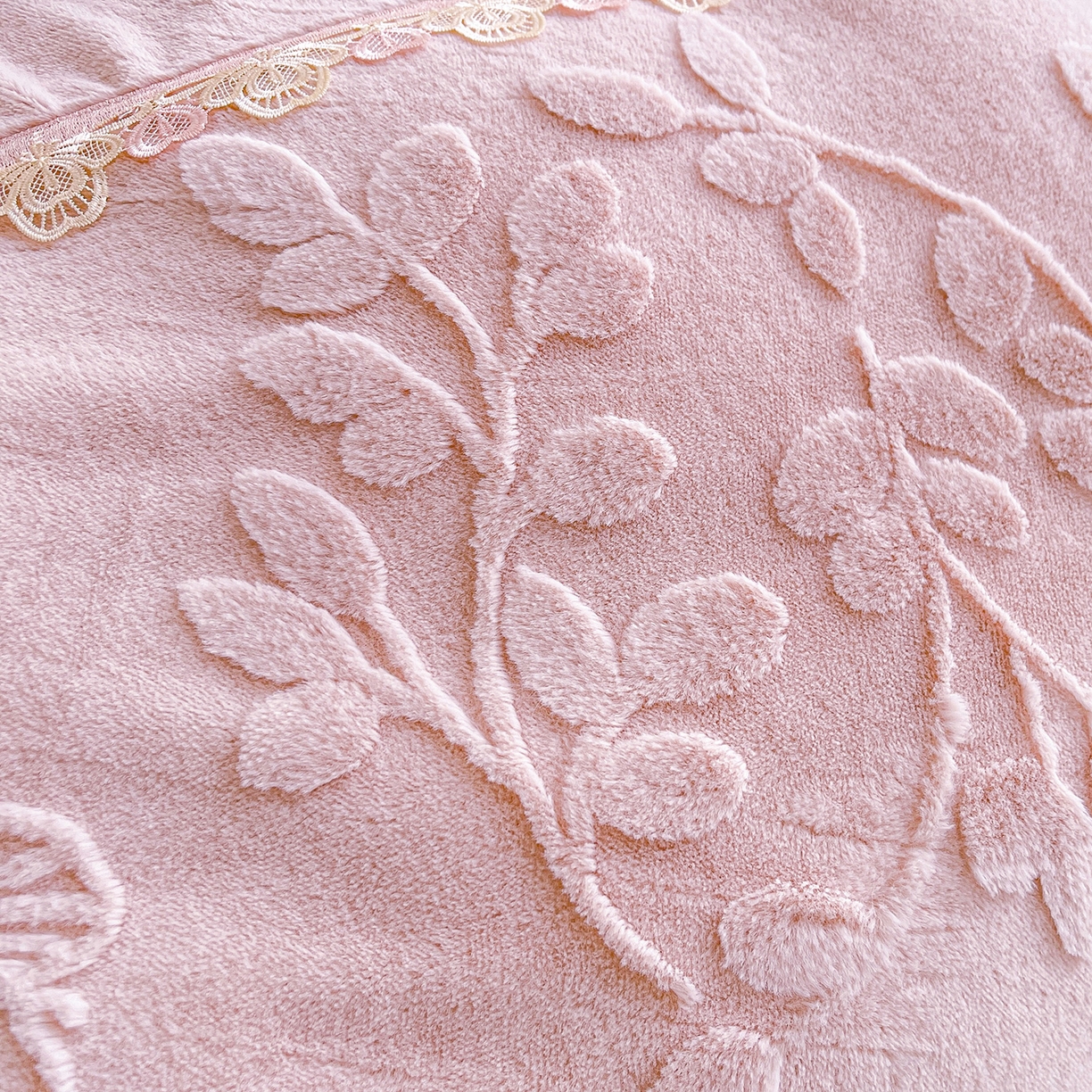 91家纺网 家纺一手货源 找家纺 宜凡家纺 2025新款兔绒提花花边牛奶绒床盖三件套 万物生-淡雅紫