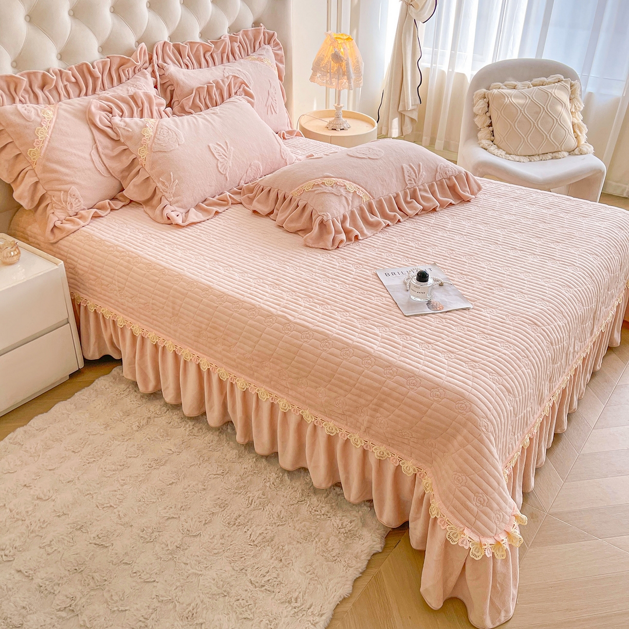 91家纺网 家纺一手货源 找家纺 宜凡家纺 2025新款兔绒提花花边牛奶绒床盖三件套 蝶恋花-仙女粉