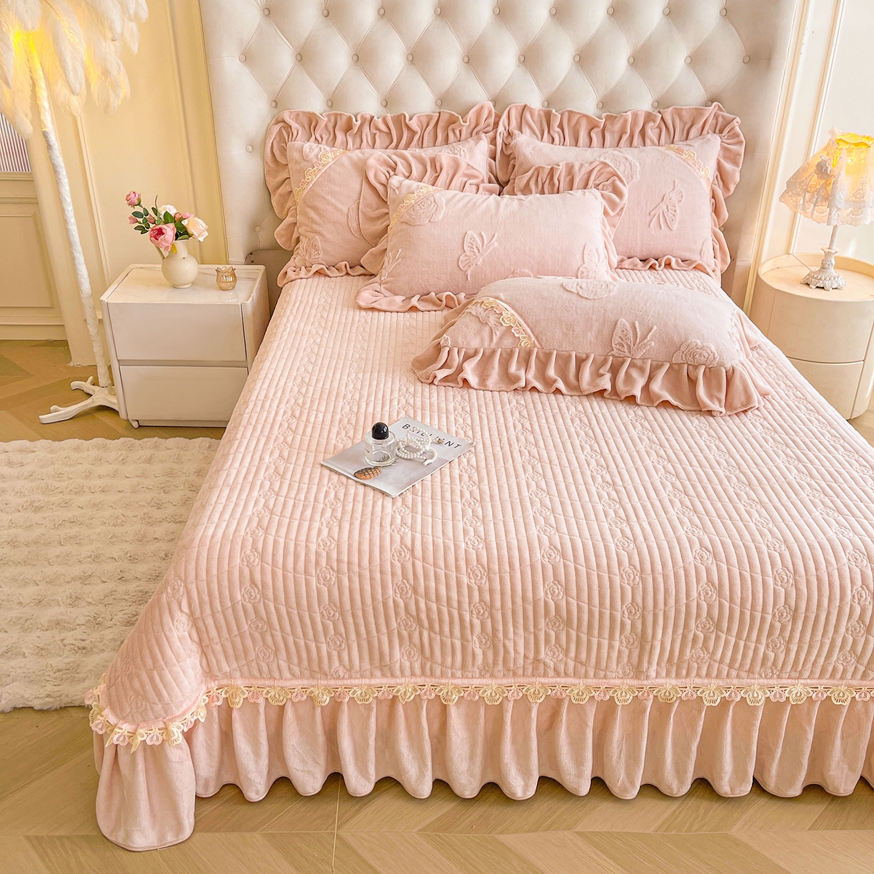 91家纺网 家纺一手货源 找家纺 宜凡家纺 2025新款兔绒提花花边牛奶绒床盖三件套 蝶恋花-仙女粉