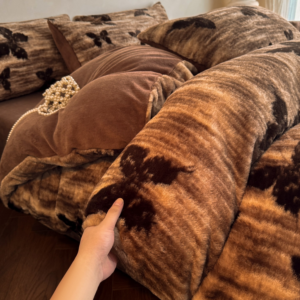 91家纺网 家纺一手货源 找家纺 吾秀家居 绒城 2025 美拉德260克数码兔毛四件套 牛奶绒四件套 - 可可系列 焦糖蝶舞