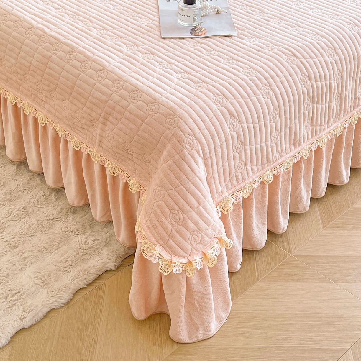 91家纺网 家纺一手货源 找家纺 宜凡家纺 2025新款兔绒提花花边牛奶绒床盖三件套 蝶恋花-仙女粉