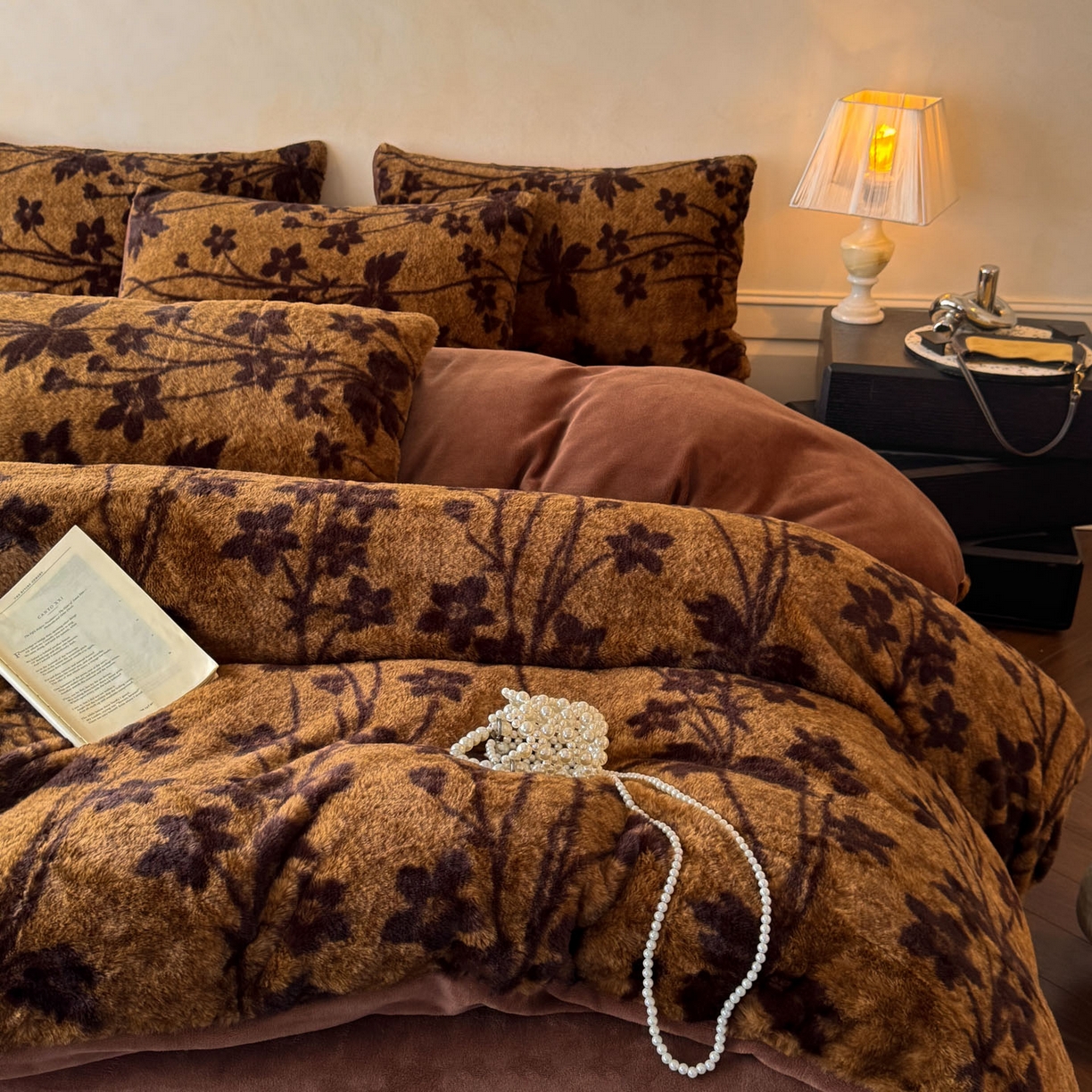 91家纺网 家纺一手货源 找家纺 吾秀家居 绒城 2025 美拉德260克数码兔毛四件套 牛奶绒四件套 - 可可系列 瑞秋-深棕