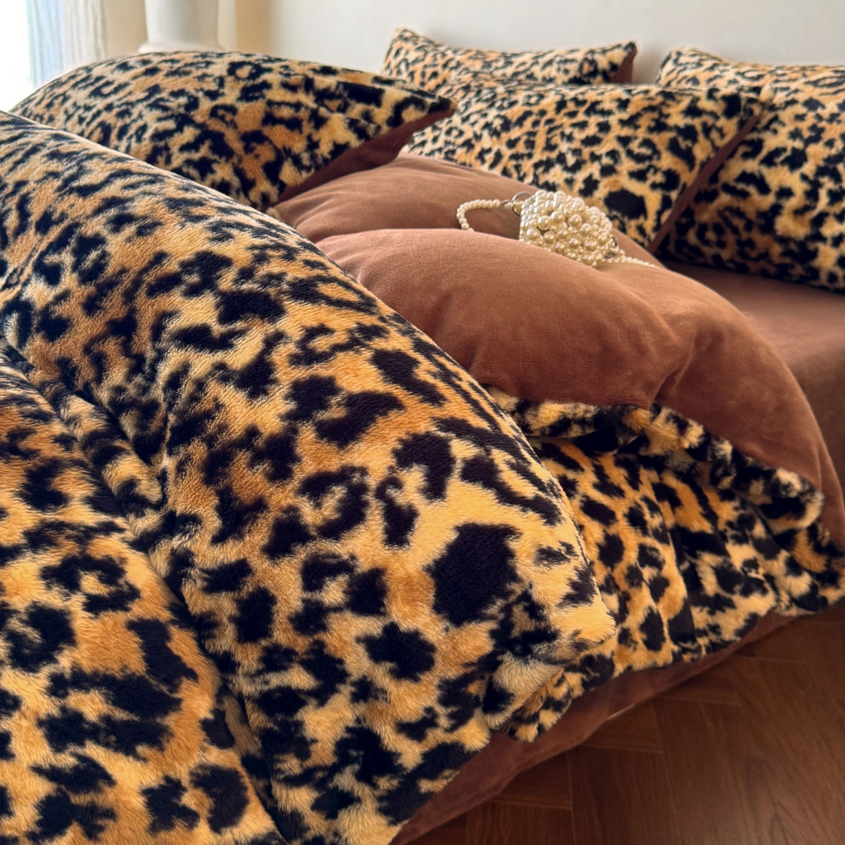 91家纺网 家纺一手货源 找家纺 吾秀家居 绒城 2025 美拉德260克数码兔毛四件套 牛奶绒四件套 - 可可系列 经典豹纹