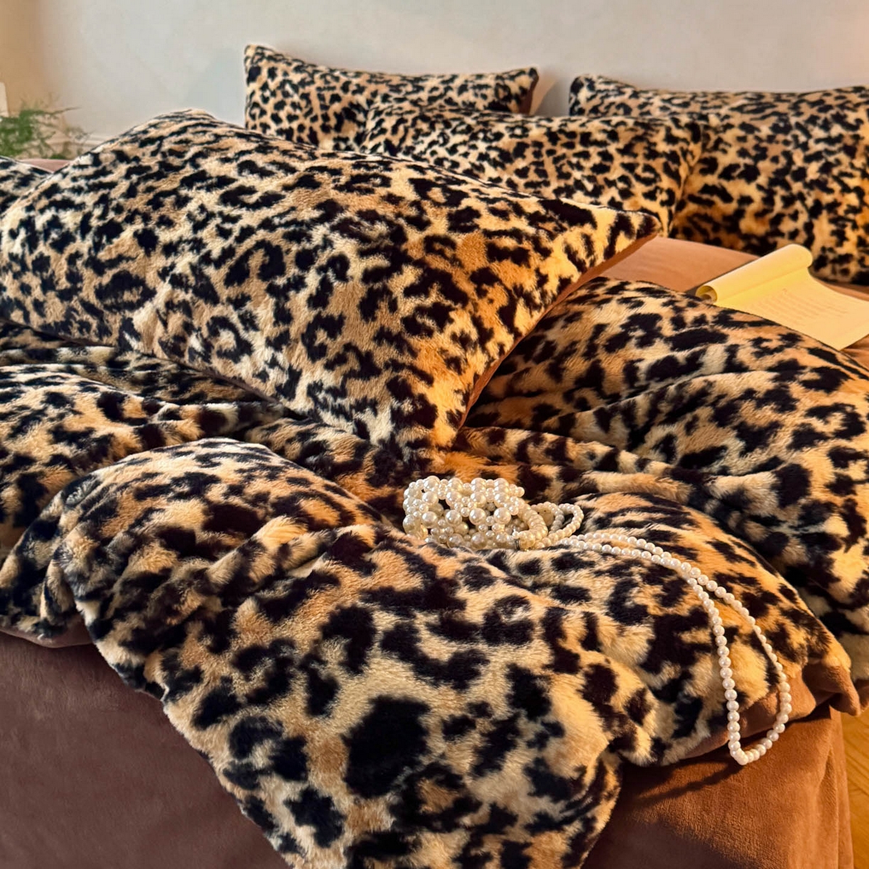 91家纺网 家纺一手货源 找家纺 吾秀家居 绒城 2025 美拉德260克数码兔毛四件套 牛奶绒四件套 - 可可系列 经典豹纹