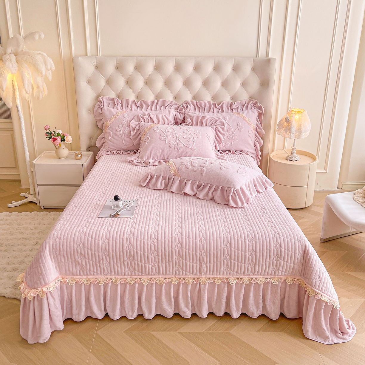 宜凡家纺 2025新款兔绒提花花边牛奶绒床盖三件套 万物生-淡雅紫