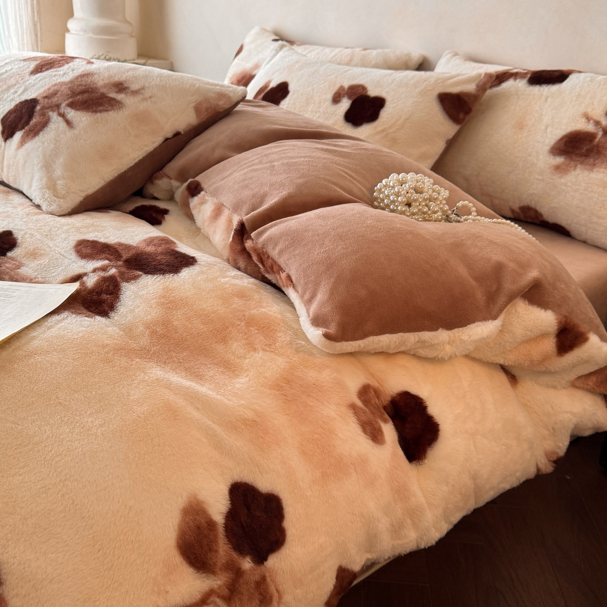 91家纺网 家纺一手货源 找家纺 吾秀家居 绒城 2025 美拉德260克数码兔毛四件套 牛奶绒四件套 - 可可系列 花盈