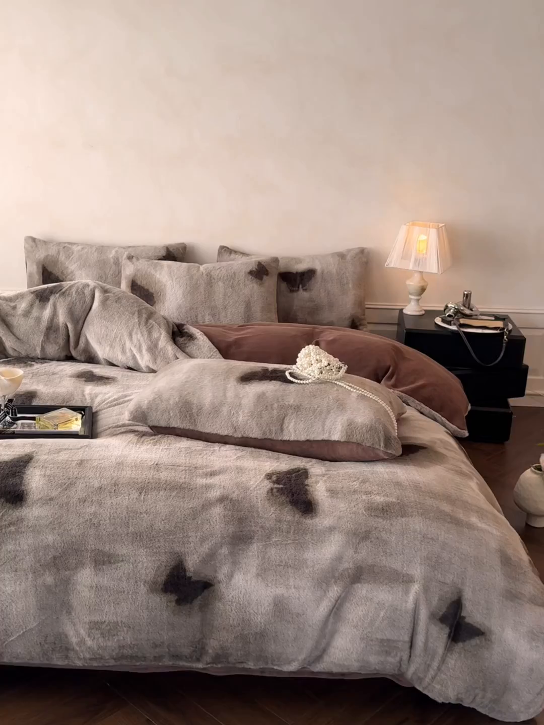 91家纺网 家纺一手货源 找家纺 吾秀家居 绒城 2025 美拉德260克数码兔毛四件套 牛奶绒四件套 - 可可系列 蝶影