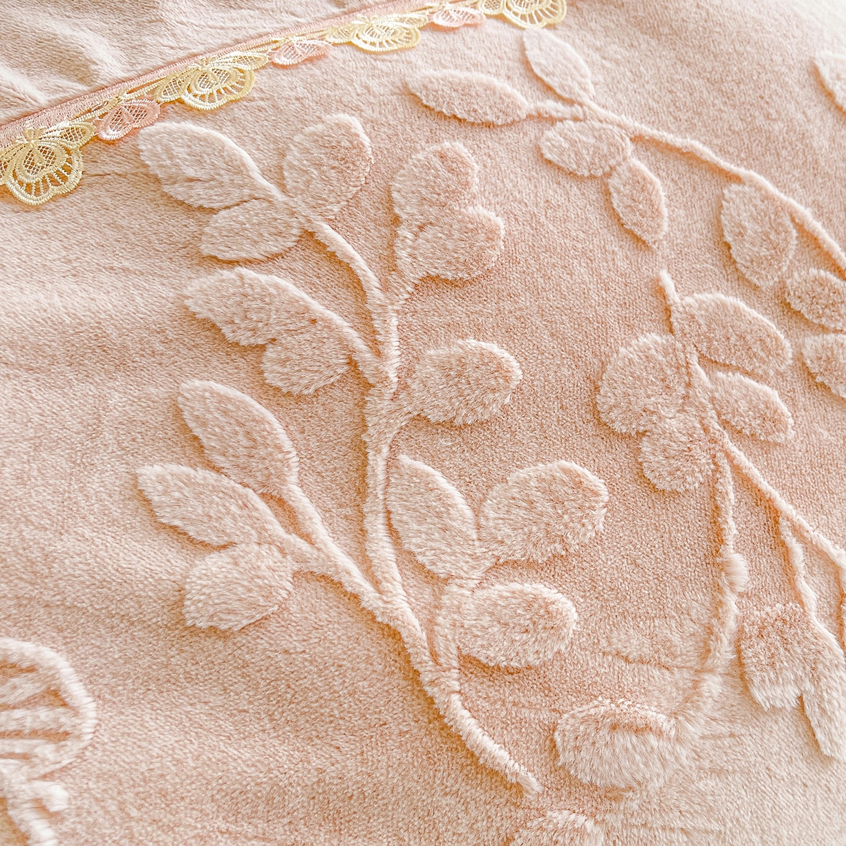 91家纺网 家纺一手货源 找家纺 宜凡家纺 2025新款兔绒提花花边牛奶绒床盖三件套 万物生-柔肤玉