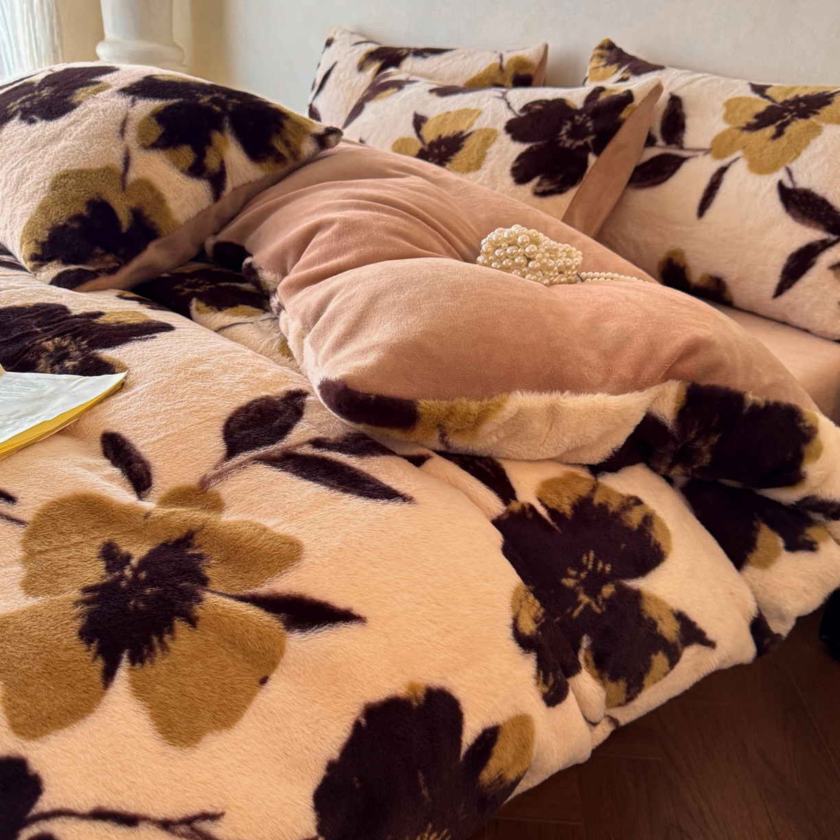 91家纺网 家纺一手货源 找家纺 吾秀家居 绒城 2025 美拉德260克数码兔毛四件套 牛奶绒四件套 - 可可系列 花间汐月