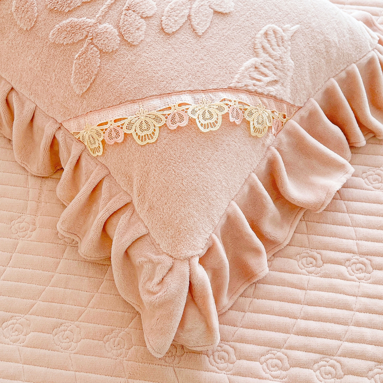 91家纺网 家纺一手货源 找家纺 宜凡家纺 2025新款兔绒提花花边牛奶绒床盖三件套 万物生-柔肤玉