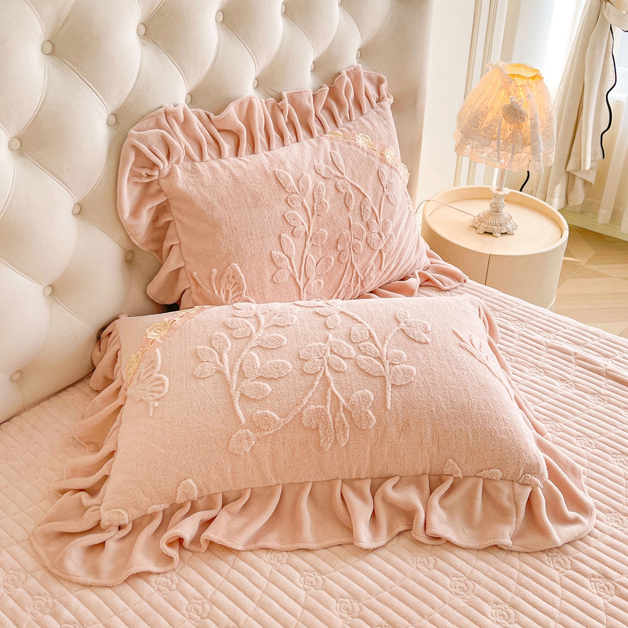 91家纺网 家纺一手货源 找家纺 宜凡家纺 2025新款兔绒提花花边牛奶绒床盖三件套 万物生-柔肤玉