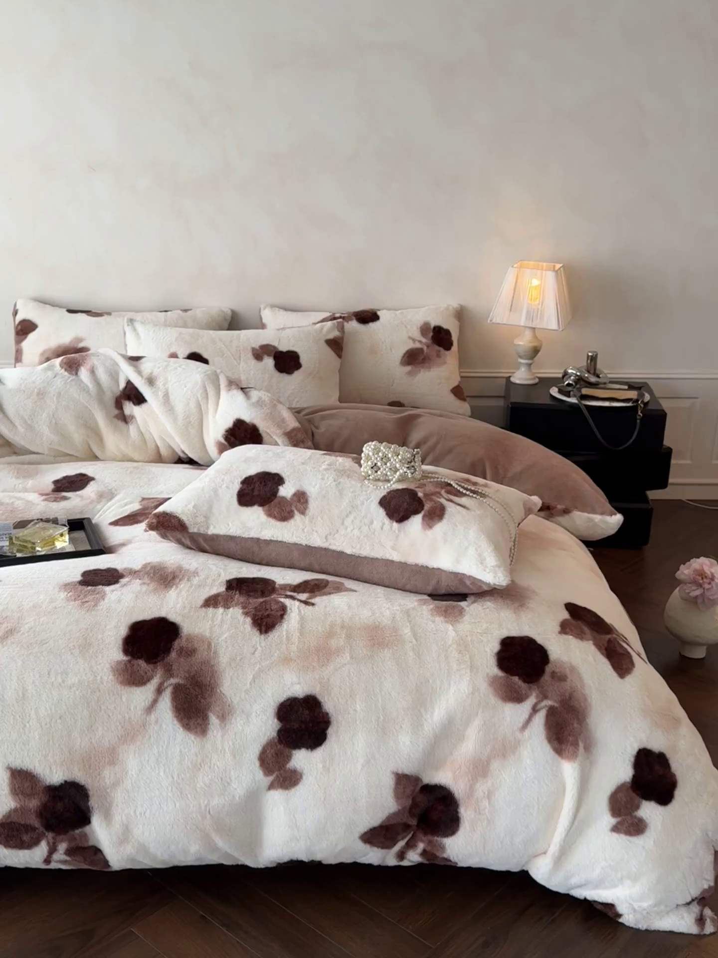 91家纺网 家纺一手货源 找家纺 吾秀家居 绒城 2025 美拉德260克数码兔毛四件套 牛奶绒四件套 - 可可系列 花盈