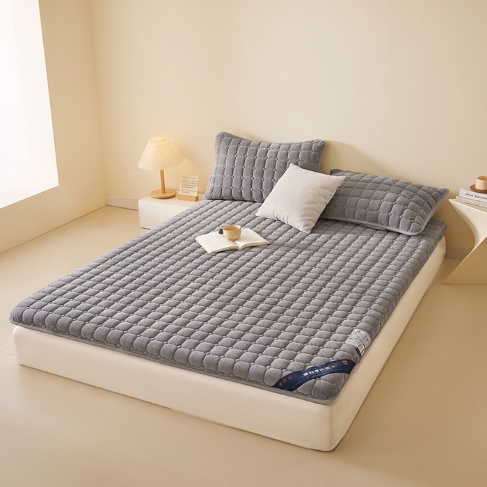 91家纺网 家纺一手货源 找家纺 丽诺床垫 2025新款德芙绒记忆棉两用5厘米床垫垫子 灰色