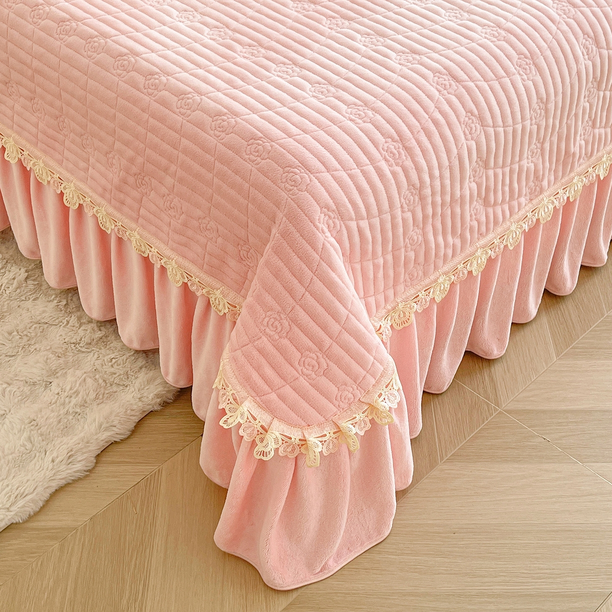 91家纺网 家纺一手货源 找家纺 （总）宜凡家纺 2025新款兔绒提花花边牛奶绒床盖三件套