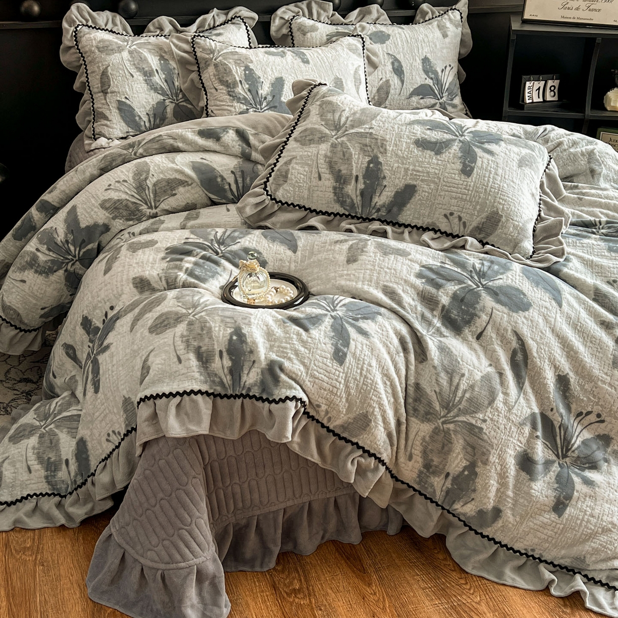 91家纺网 家纺一手货源 找家纺 （总）美梦家纺 2025新款雕花牛奶绒夹棉床盖四件套