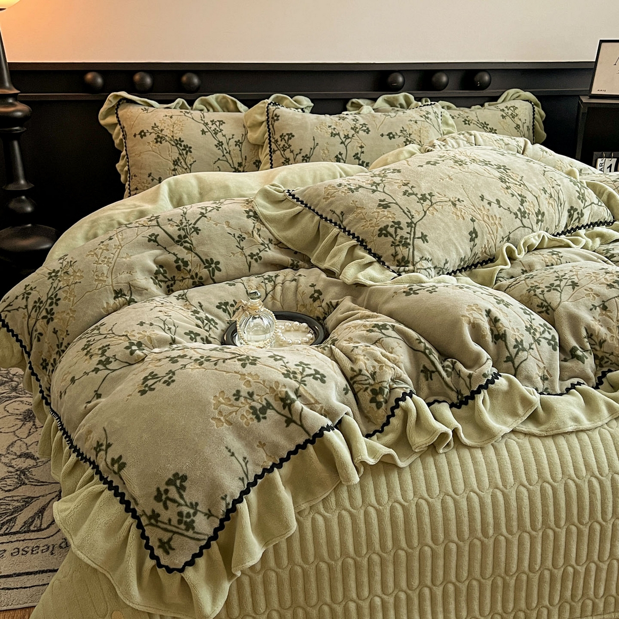 91家纺网 家纺一手货源 找家纺 美梦家纺 2025新款雕花牛奶绒夹棉床盖四件套 山茶花语-绿