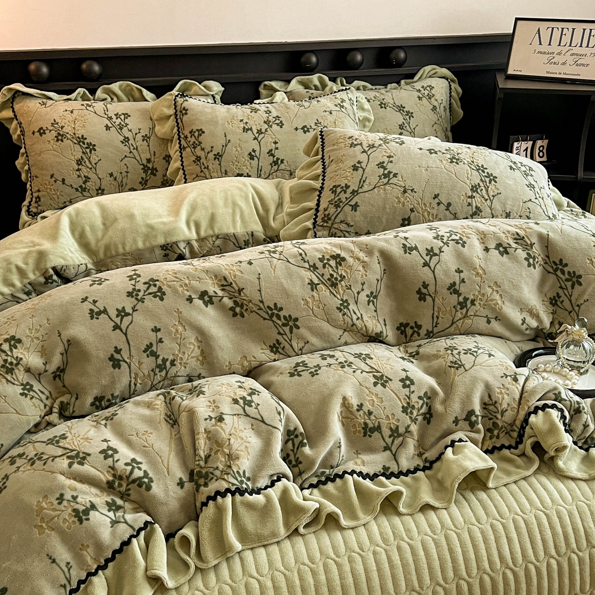 91家纺网 家纺一手货源 找家纺 美梦家纺 2025新款雕花牛奶绒夹棉床盖四件套 山茶花语-绿