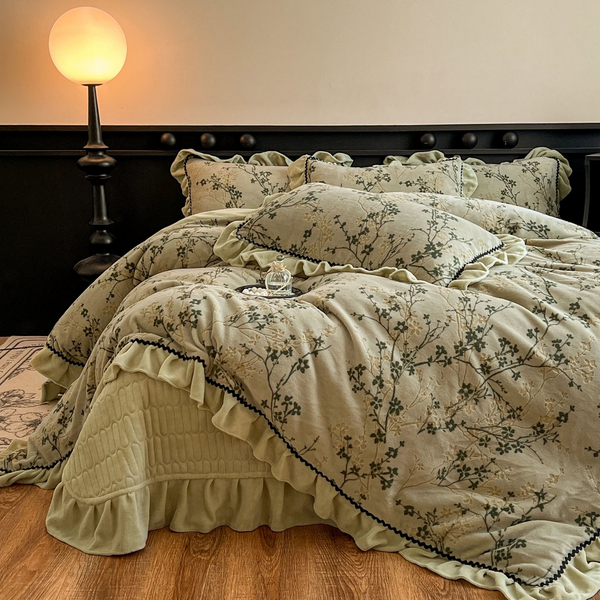 91家纺网 家纺一手货源 找家纺 美梦家纺 2025新款雕花牛奶绒夹棉床盖四件套 山茶花语-绿