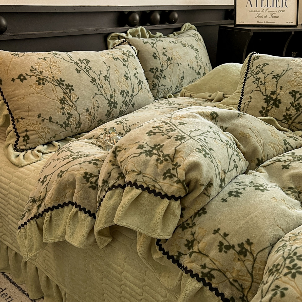 91家纺网 家纺一手货源 找家纺 美梦家纺 2025新款雕花牛奶绒夹棉床盖四件套 山茶花语-绿