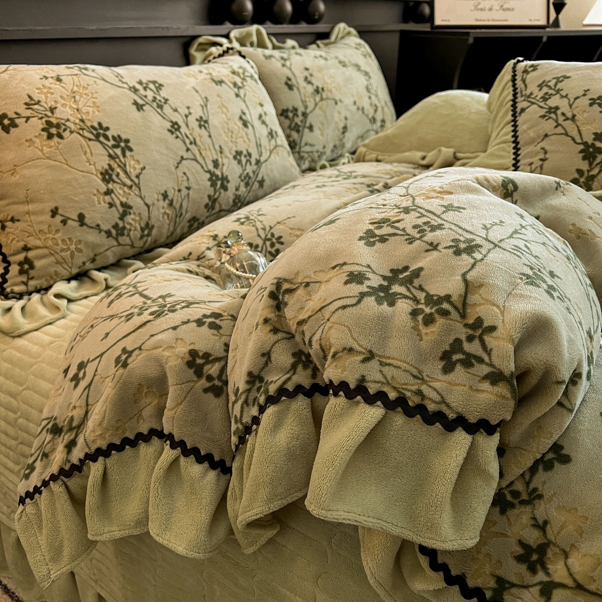 91家纺网 家纺一手货源 找家纺 美梦家纺 2025新款雕花牛奶绒夹棉床盖四件套 山茶花语-绿