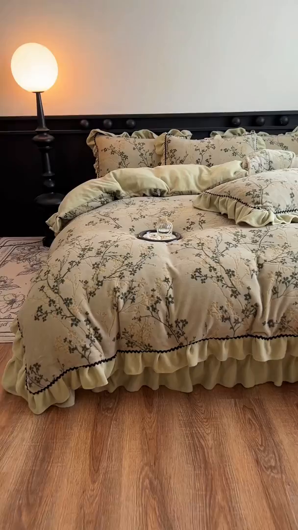 91家纺网 家纺一手货源 找家纺 美梦家纺 2025新款雕花牛奶绒夹棉床盖四件套 山茶花语-绿